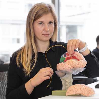 Lena Salzmann with Brain Model