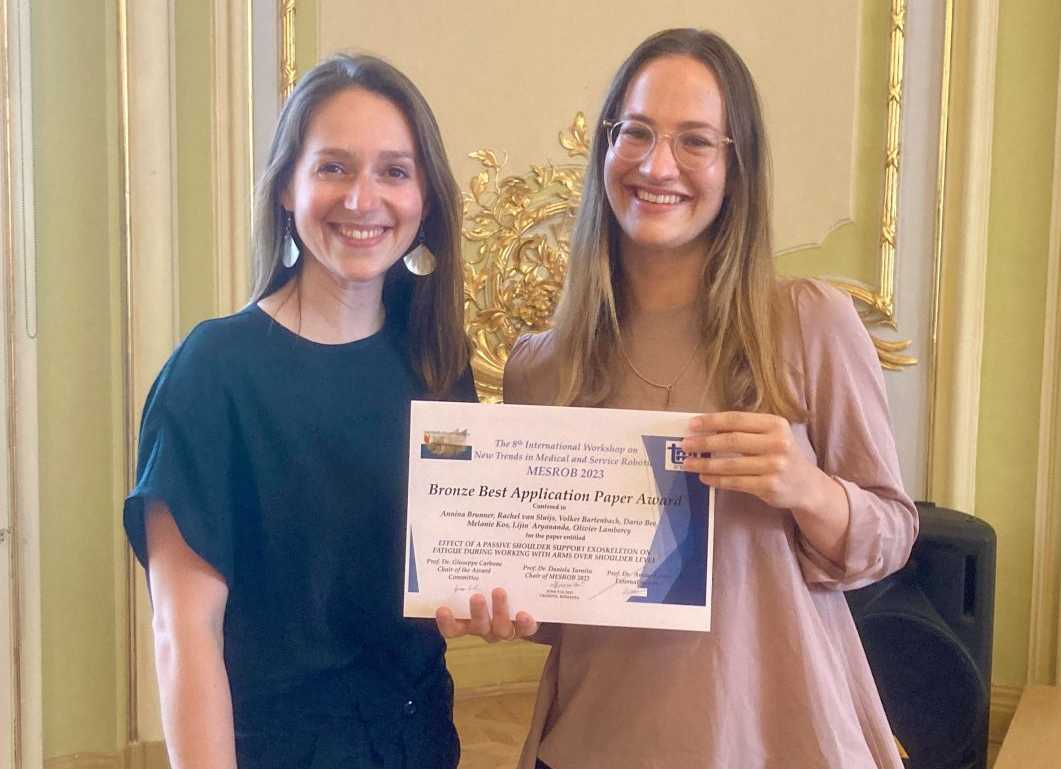 Enlarged view: Annina and Rachel with best paper award