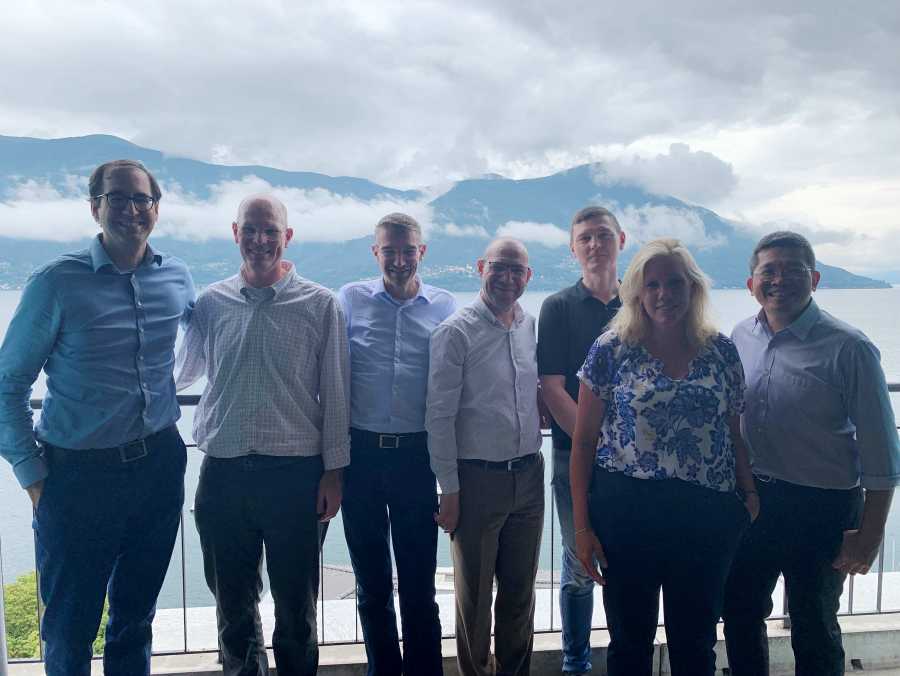 Enlarged view: Group picture in front af a lake