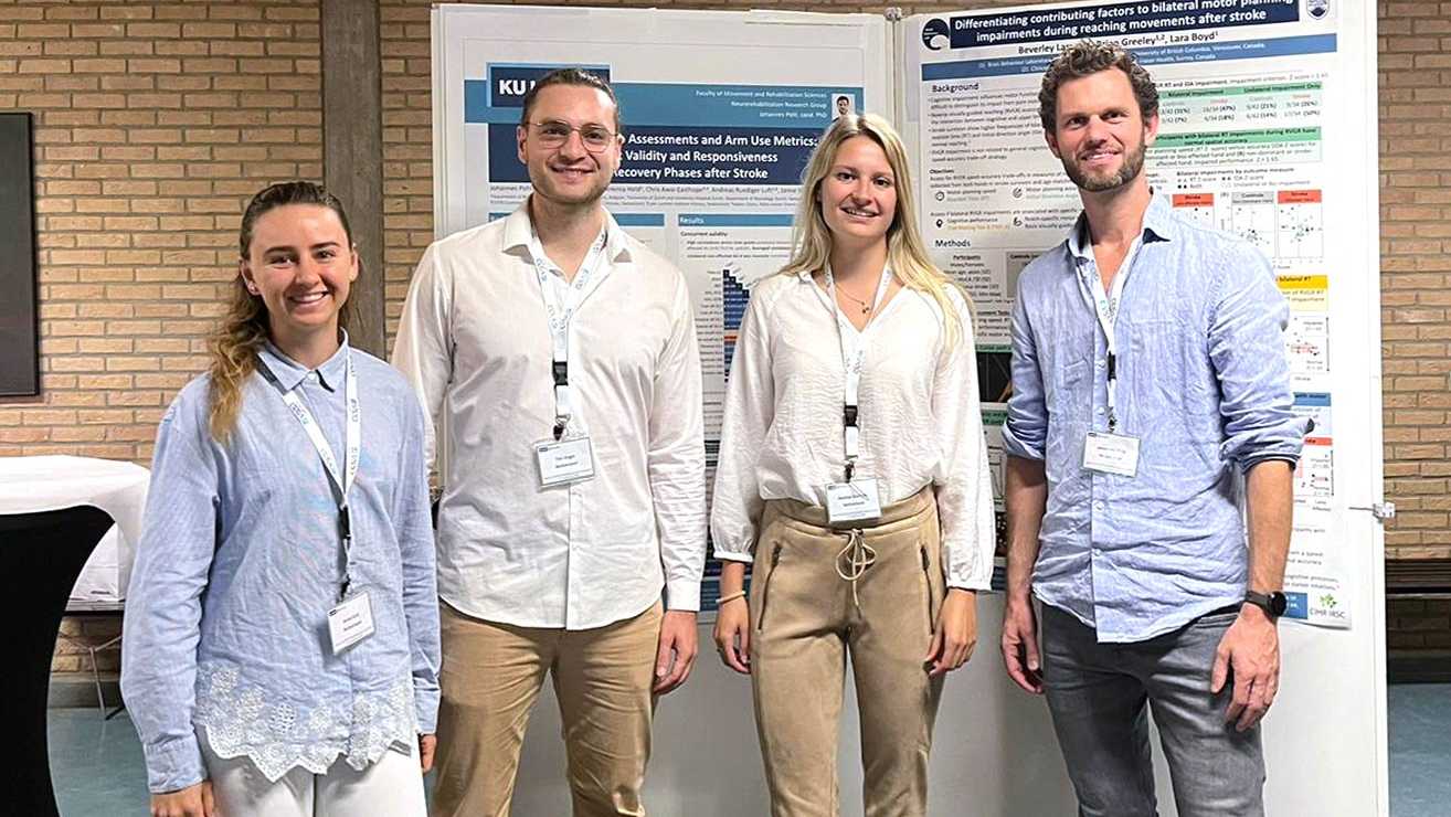 Enlarged view: Anna, Tim, Nadine and Johannes in front of a scientific poster