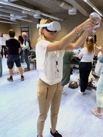 Enlarged view: Person playing with VR Equipement