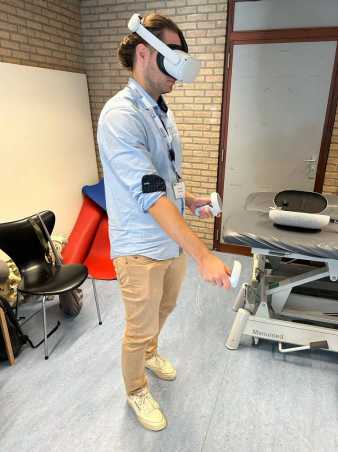 Enlarged view: Person playing with VR Headset and Handles