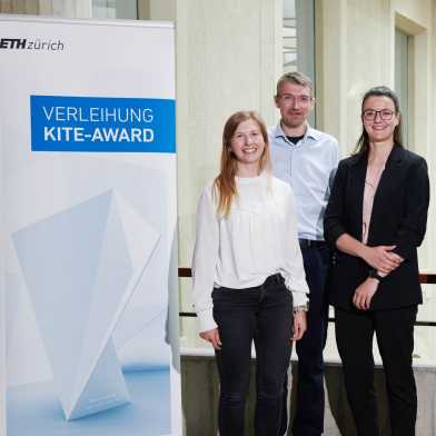 Group of people in front of a roll up display with the text Kite Award