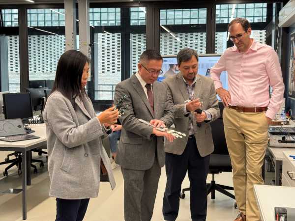 Enlarged view: Delegation from Singapore visits RELab in the GLC building