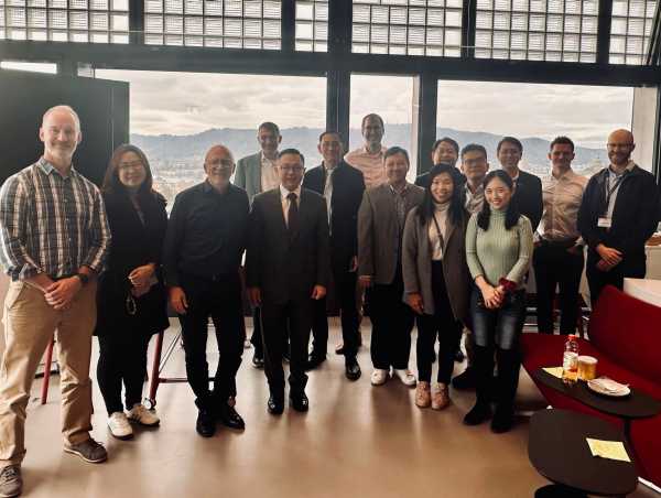 Enlarged view: Delegation from Singapore visits RELab in the GLC building