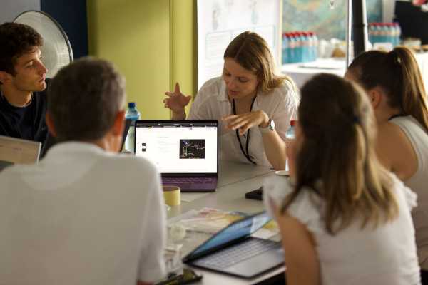 Enlarged view: Group diccussing during workshop