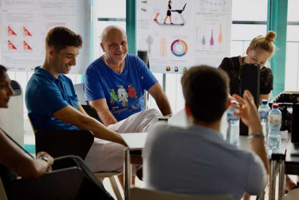 Enlarged view: partitipants discuss with patients